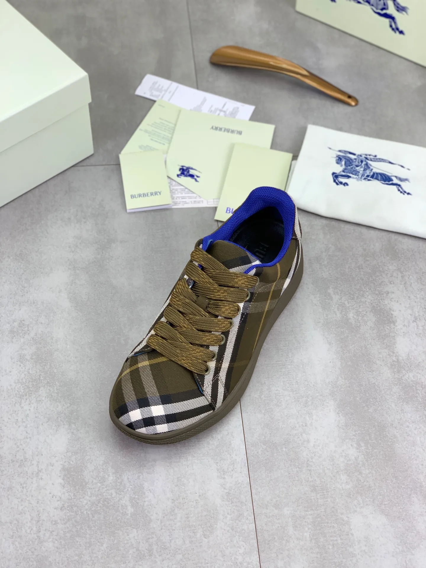 Factory price P580 [BURBERRY] Burberry - High-end quality original order - Upper: imported 🔝 original material - Lining: cowhide lining, feet; water-dyed cowhide - Outsole: ultra-light TPR rubber; two-color molded outsole - Super high quality control · Fine workmanship: highlighted (high-end, extravagance, grade) -Size: 38-46 (Male 38 46 can be customized) · Color: 4️⃣ colors available